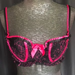 VICTORIA SECRET BRA SIZE MEDIUM